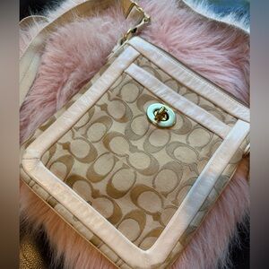 Coach Signature "Cricket"
Crossbody Bag